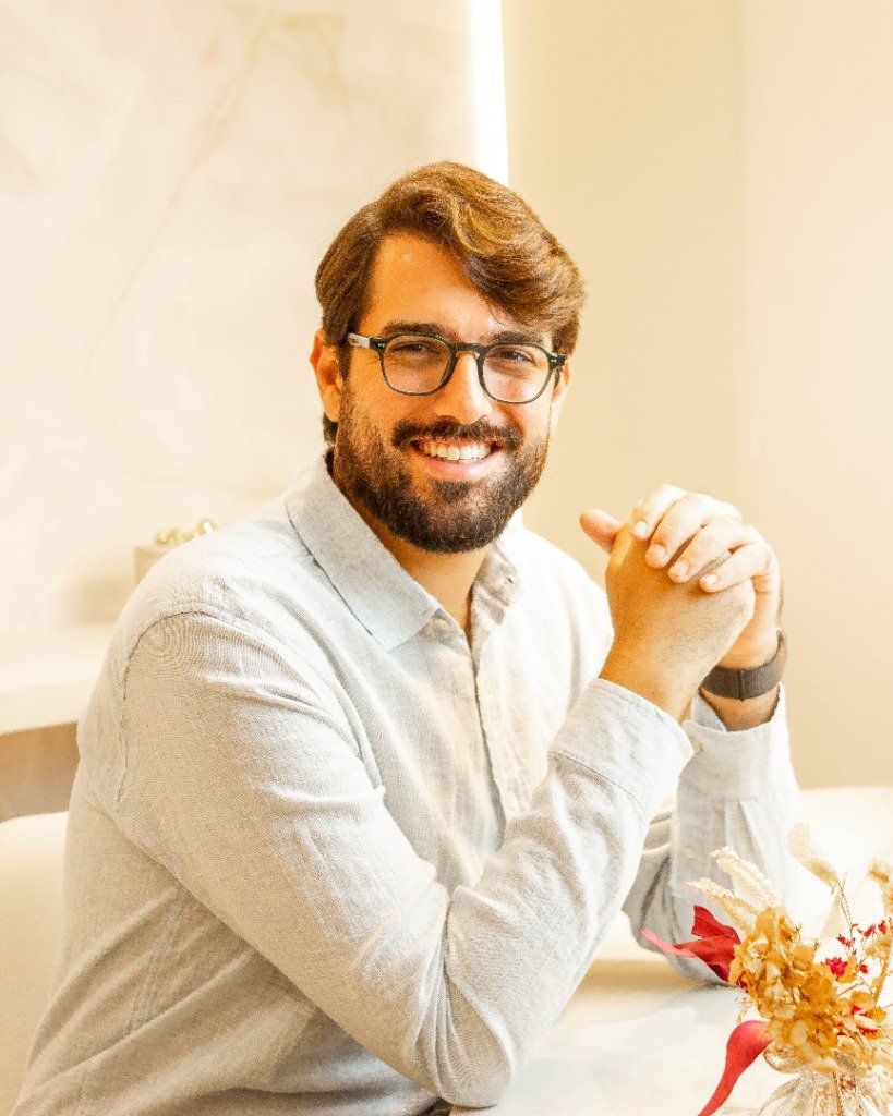 Dr. Vitor Milioni no laboratório de consultório
