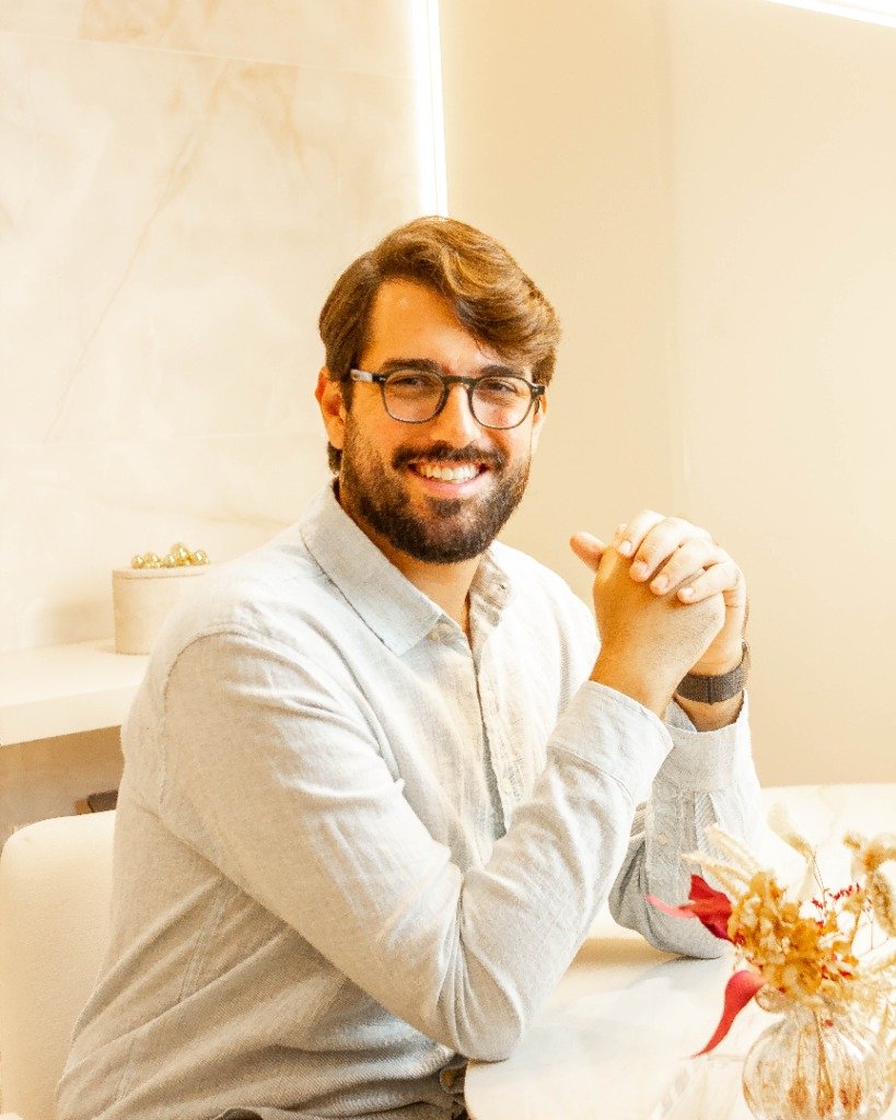 Dr. Vitor Milioni sorrindo